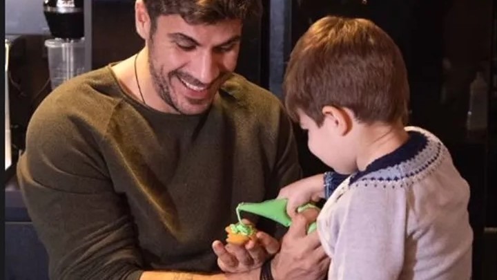 Άκης Πετρετζίκης: Το υγιεινό κολατσιό που ετοιμάζει καθημερινά στον γιο του, Αχιλλέα, για το σχολείο