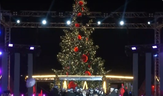 Φωταγωγήθηκε το Χριστουγεννιάτικο έλατο στην πλατεία Αριστοτέλους