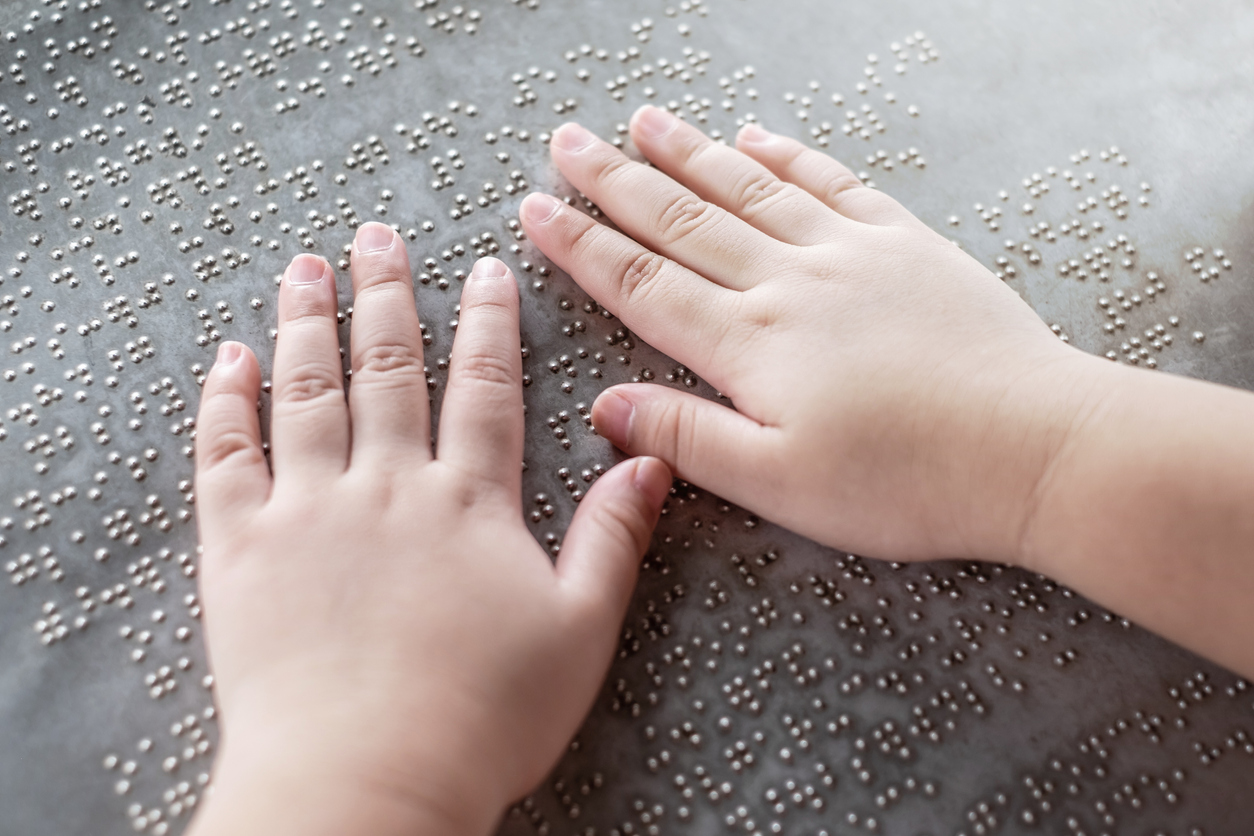 Παγκόσμια Ημέρα Αναπηρίας: Μαθαίνουμε μαζί με τα παιδιά την ιστορία της Έλεν Κέλερ, της γυναίκας που έμαθε τον κόσμο να σέβεται τα άτομα με αναπηρία