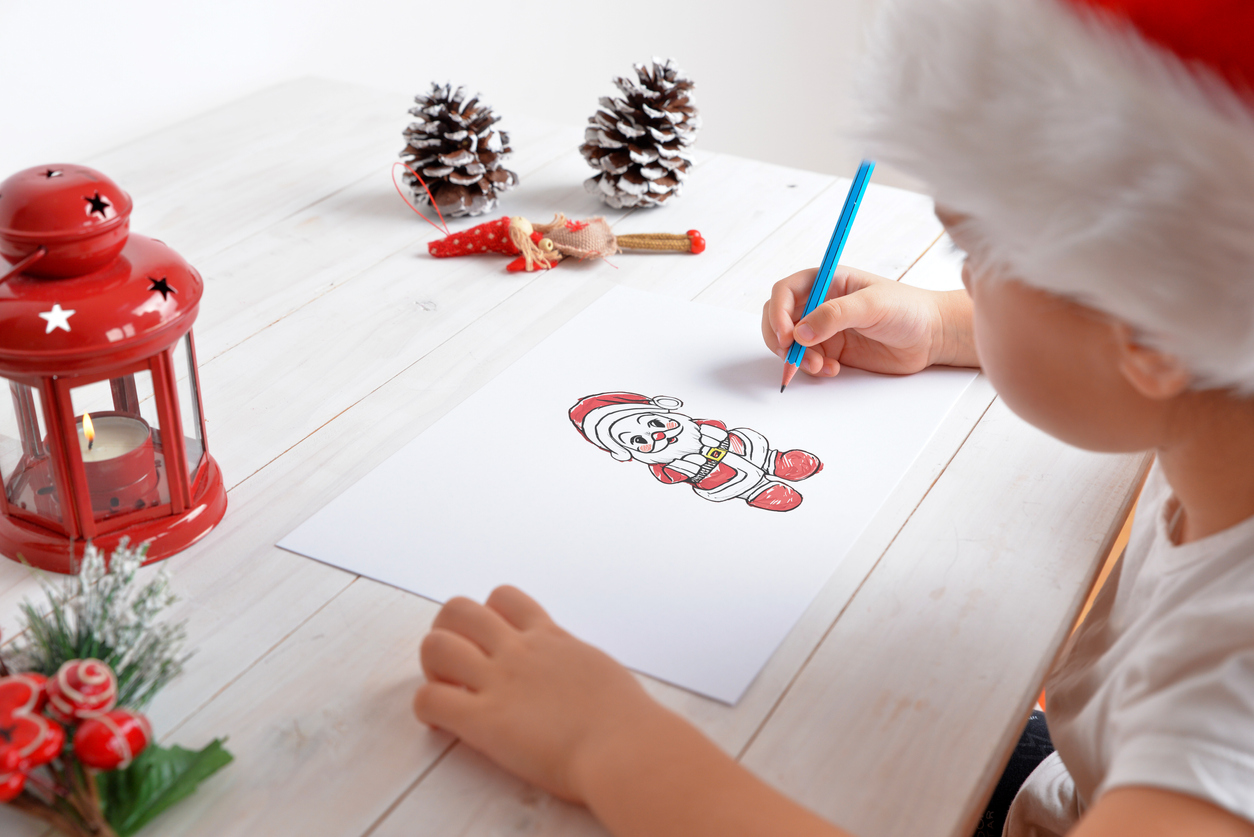 Χριστουγεννιάτικες κατασκευές: Τα παιδιά ζωγραφίζουν τον πιο εύκολο Άι Βασίλη!