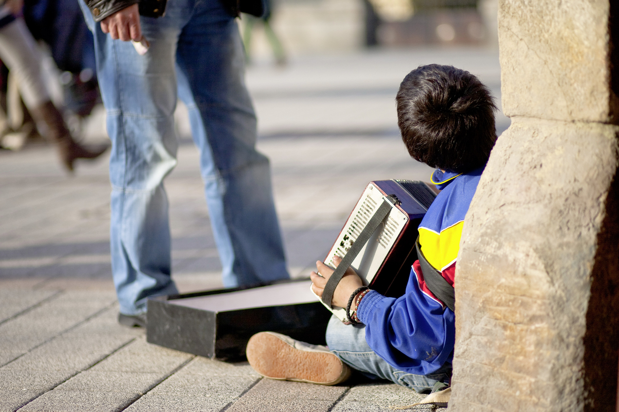 ΑΡΣΙΣ: Μη δίνετε χρήματα σε παιδιά που επαιτούν, συντηρείτε την παιδική εργασία