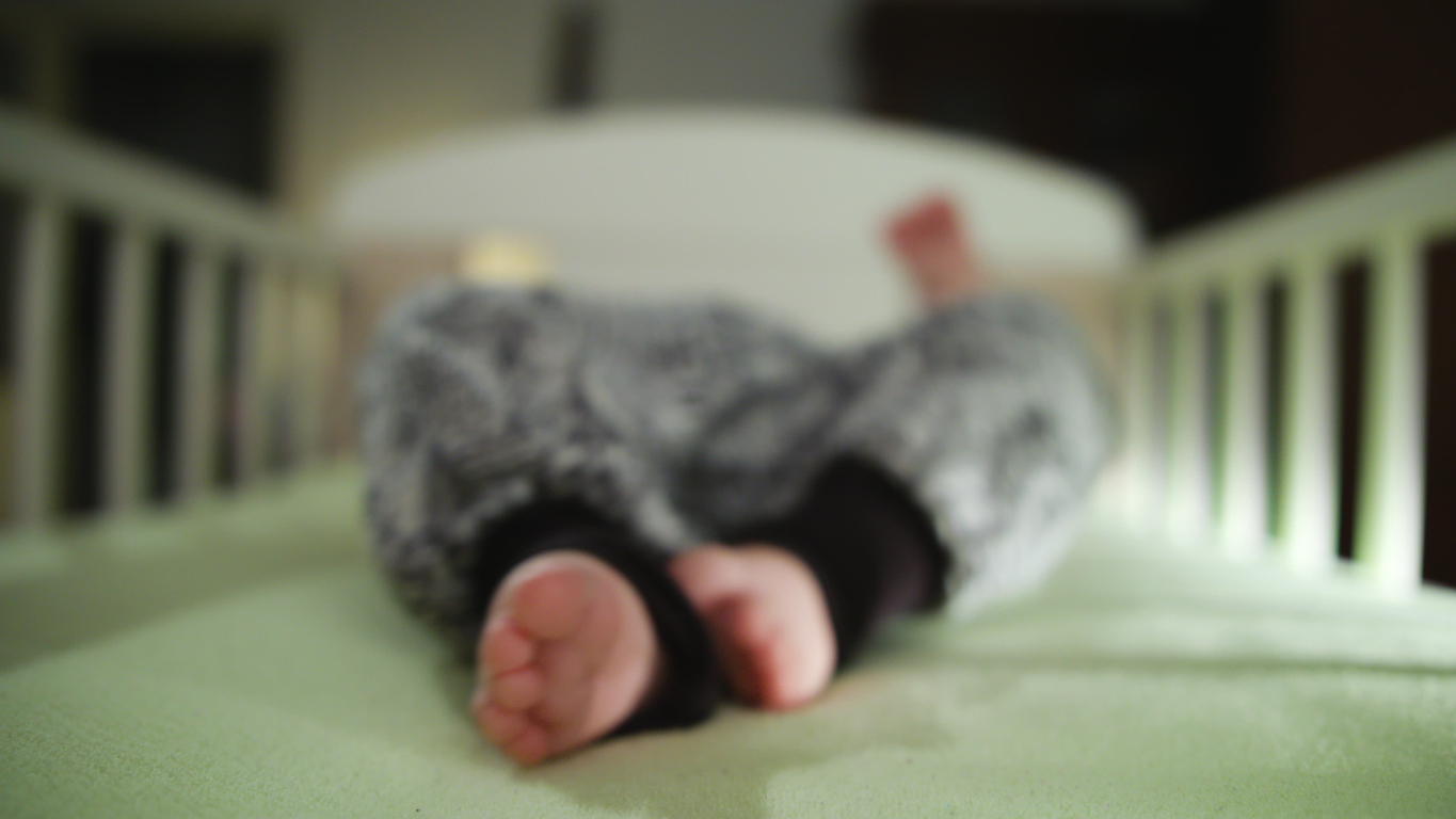 "Είδα το κεφάλι του να τινάζεται": Νταντά ταρακούνησε βρέφος και του άφησε μόνιμη αναπηρία