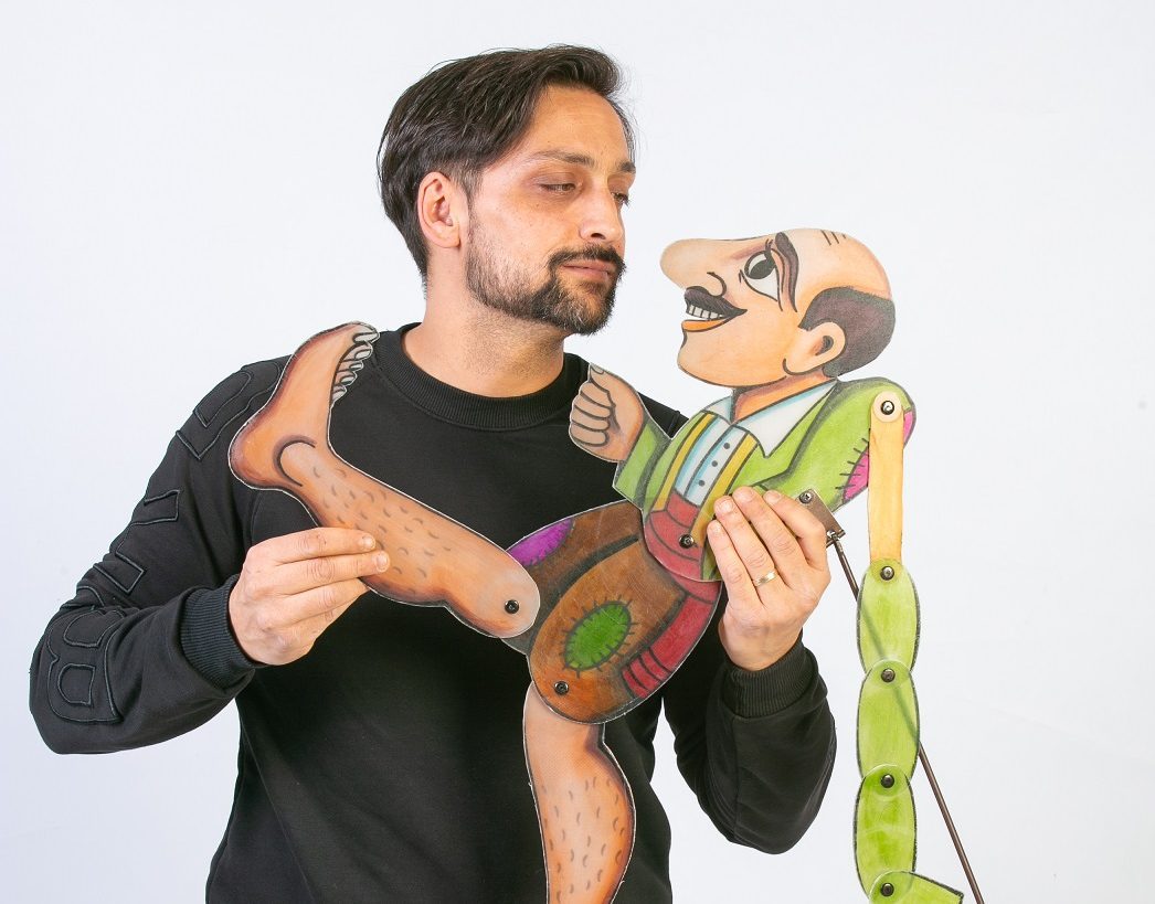 «Ο Καραγκιόζης θα είναι πάντα ο διπλανός μας άνθρωπος»: O Κώστας Σπυρόπουλος μιλά για την παλιά τέχνη του Καραγκιόζη που δεν πρέπει να σβήσει