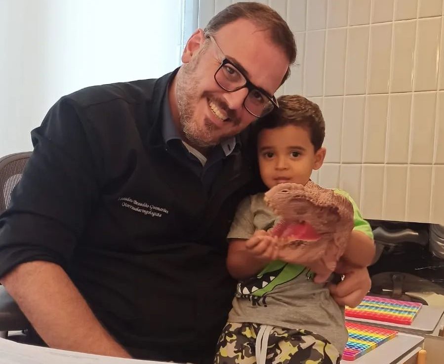 Ο υπέροχος παιδίατρος που «ντύνει» σούπερ ήρωες τους μικρούς ασθενείς του λίγο πριν μπουν στο χειρουργείο