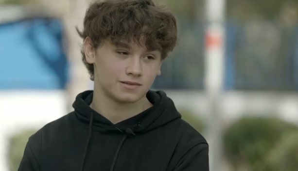 "Η ζωή μου είχε πολύ λιγότερα προβλήματα από αυτά που πιστεύει κάποιος ότι υπάρχουν σε μια ΛΟΑΤΚΙ οικογένεια": O 16χρονος Γιάννης μιλάει για τα παιδικά του χρόνια με δύο μαμάδες