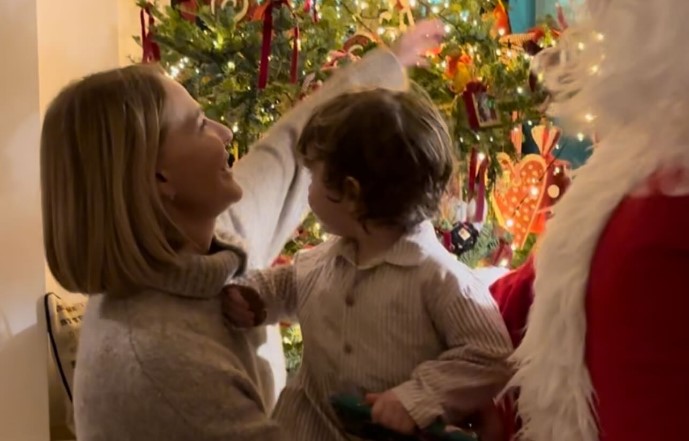 Παναγιώτης Αντώνιος Κικίλιας: Εορταστικό πικ νικ με τη μαμά του, Τζένη Μπαλατσινού