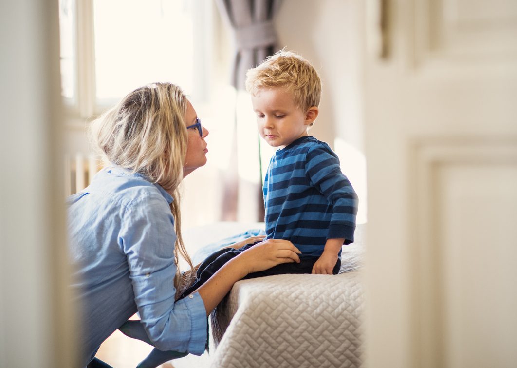 Οι ερωτήσεις που μπορούμε να κάνουμε στα παιδιά για να μοιραστούν τις σκέψεις τους και τα συναισθήματά τους