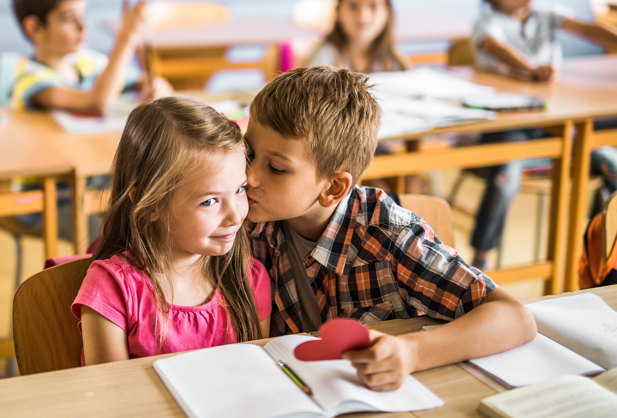 Μάριος Μάζαρης: "Πόση κοινωνία μεσολαβεί για να περνάνε κάποια αγόρια από το να αγαπούν να σκοτώνουν τη γυναίκα που αγαπούν;"