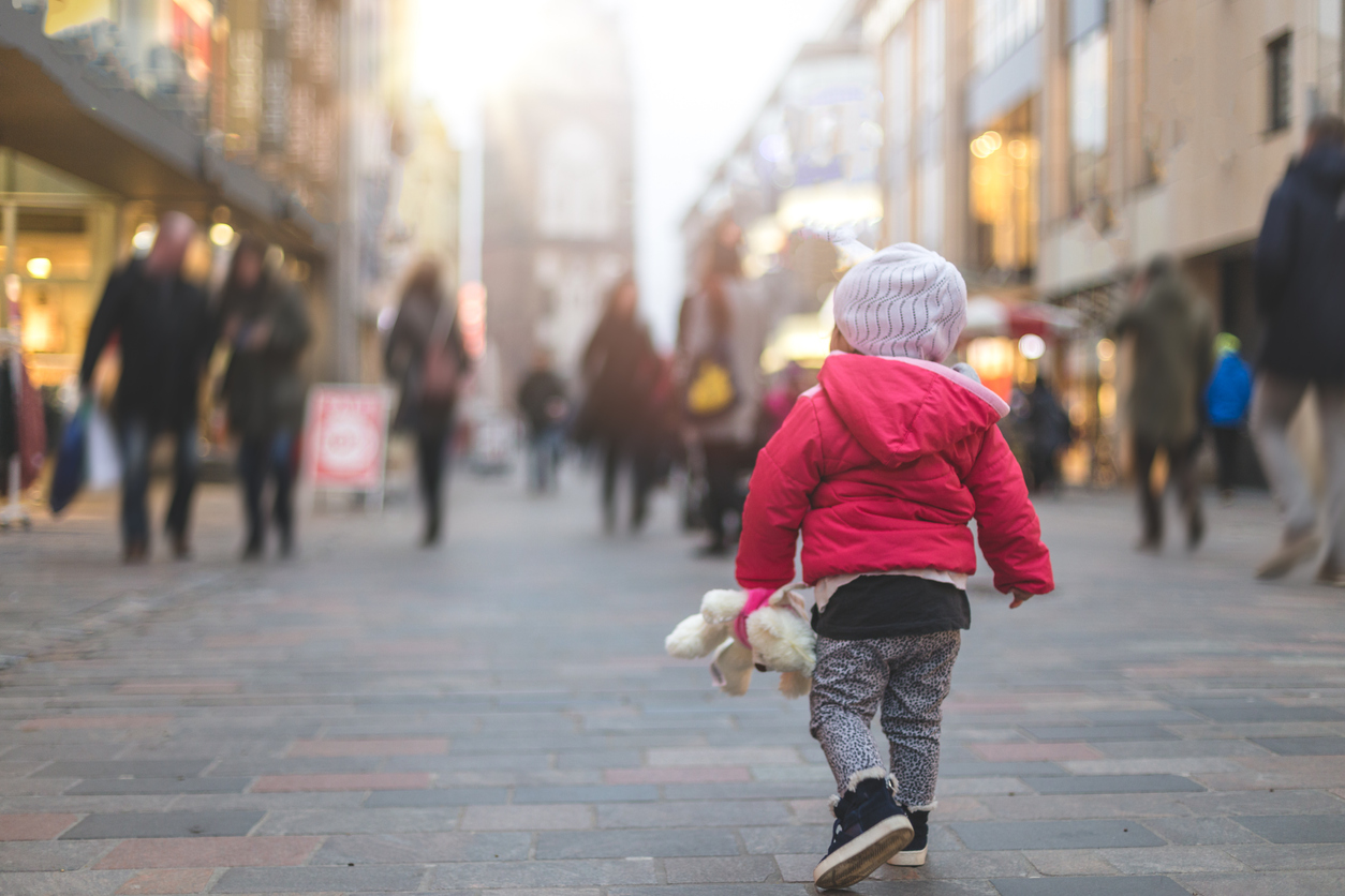 Λονδίνο: Βίντεο δείχνει μικρό παιδί να προσπαθεί να εμποδίσει ληστές που επιτέθηκαν σε ζευγάρι στον δρόμο