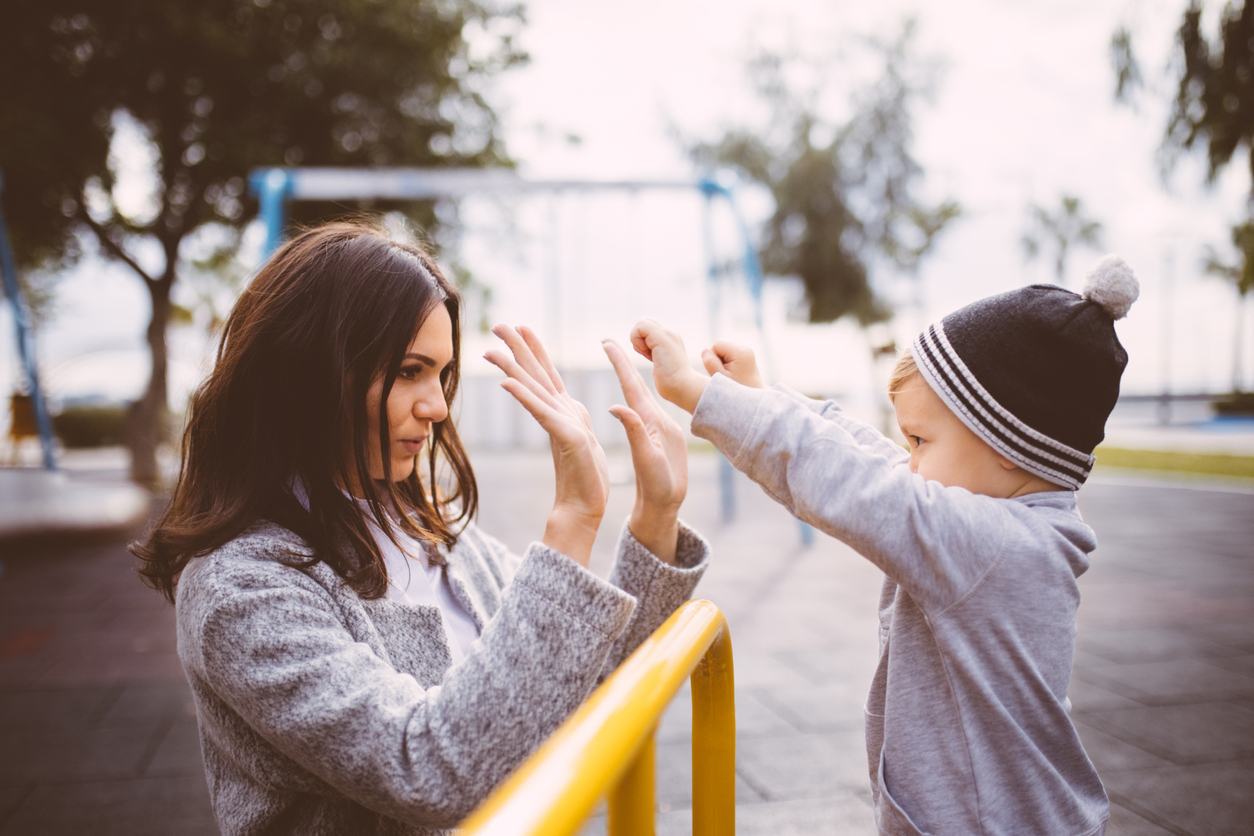 “Ζήτα συγγνώμη από το παιδάκι”: Όταν πιέζουμε τα μικρά παιδιά να απολογηθούν δεν τα μαθαίνουμε να έχουν ενσυναίσθηση αλλά να ντρέπονται!