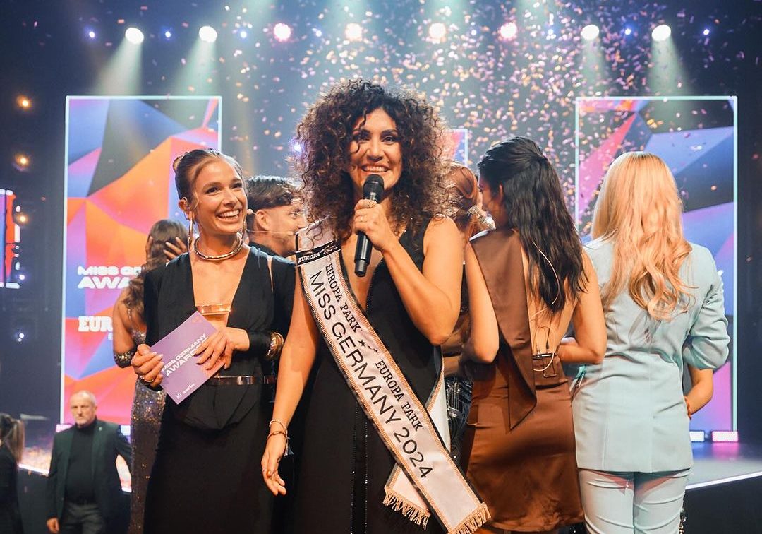 "Θέλω να εμψυχώσω τα κορίτσια από τα κέντρα μεταναστών": Η νέα Μις Γερμανία είναι 39 ετών με καταγωγή από το Ιράν, μητέρα 2 παιδιών και αρχιτέκτονας