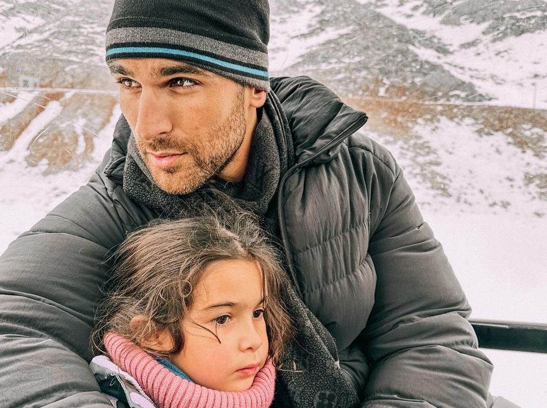 Μελίτα Παύλου: Το συγκινητικό βίντεο με τον μπαμπά της, Ετεοκλή Παύλου, να της διαβάζει παραμύθι στο νοσοκομείο