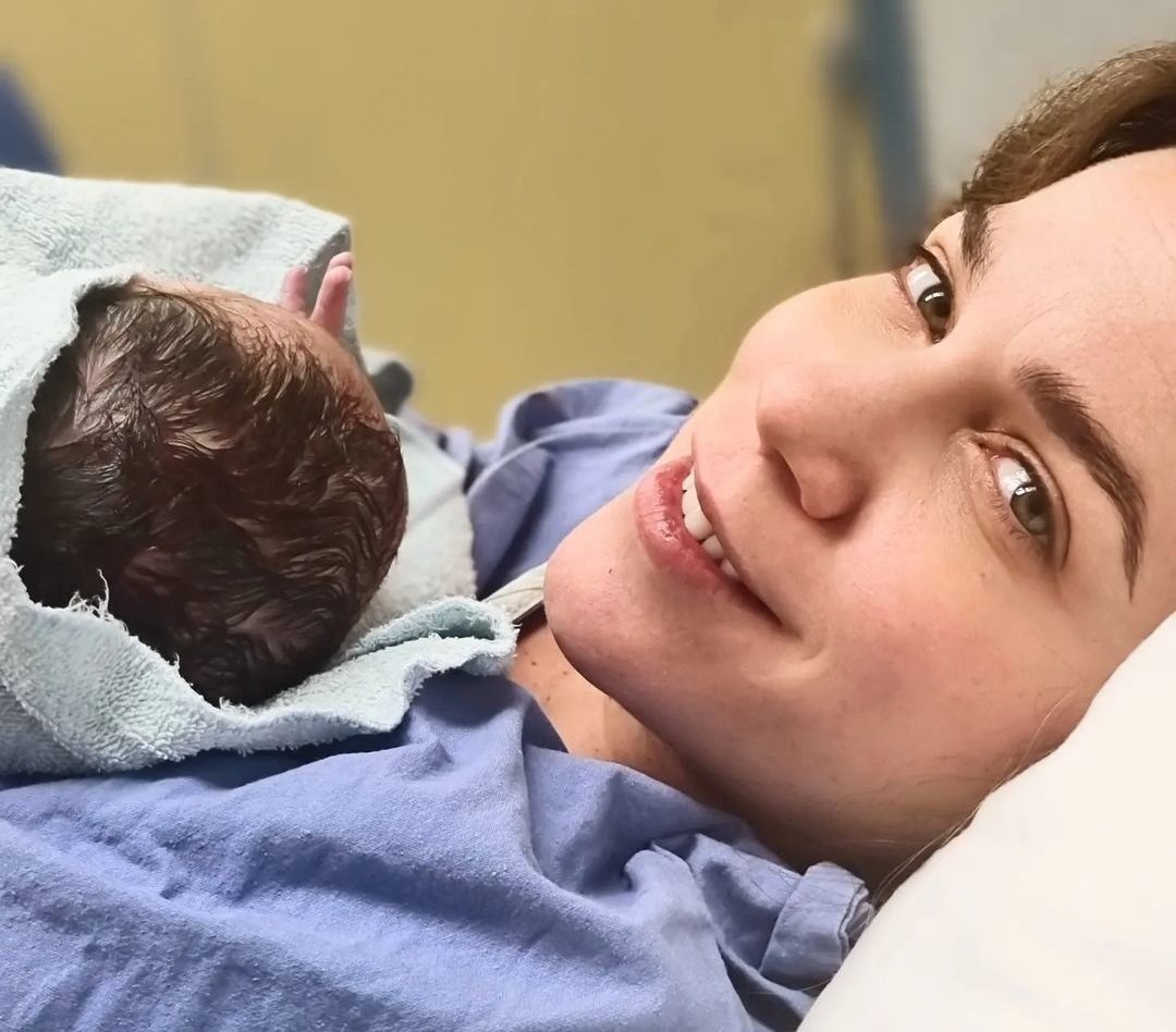 "Δεύτερος μπέμπης, διπλή η χαρά": Οι φωτογραφίες της Κατερίνας Στικούδη με το νεογέννητο γιο της μέσα από το μαιευτήριο