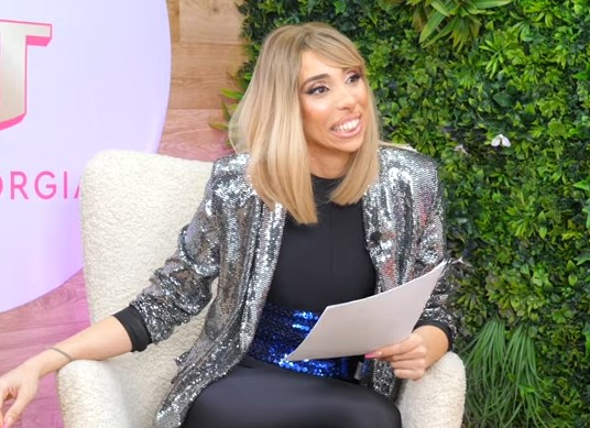 Μητρότητα μετά τα 40: Το σατιρικό βίντεο της '5 Minute Mum', Έλενας Χαραλαμπούδη, με την Μαρία Ηλιάκη