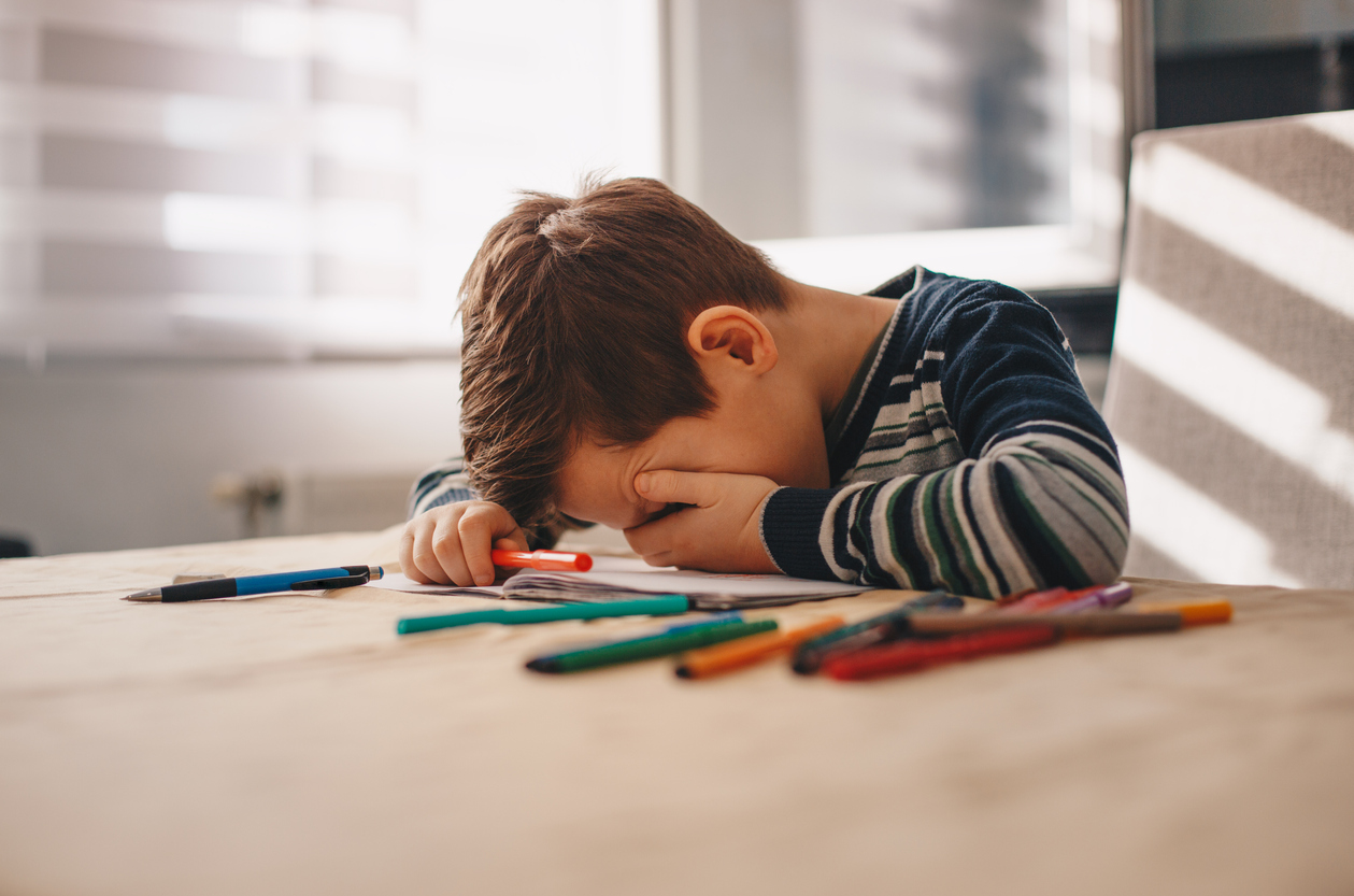 "Είναι σχολείο όταν κλαίω πάνω από το τετράδιο;": Ο Μάριος Μάζαρης απαντά στην ερώτηση των παιδιών που νιώθουν τη γνώση... υποχρέωση!