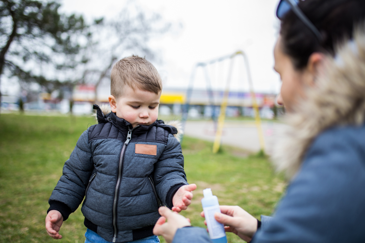 Πρέπει να αποστειρώνουμε τα πάντα; Η απάντηση της παιδιάτρου στους γονείς μικρών παιδιών