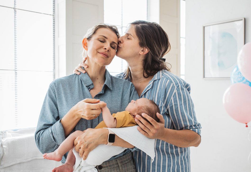 «Έχω το μόνιμο άγχος μήπως πάθω κάτι και πάρουν το παιδί μας»: Ομόφυλα ζευγάρια περιγράφουν τις προσωπικές τους ιστορίες σε συνάντησή τους με υπουργούς