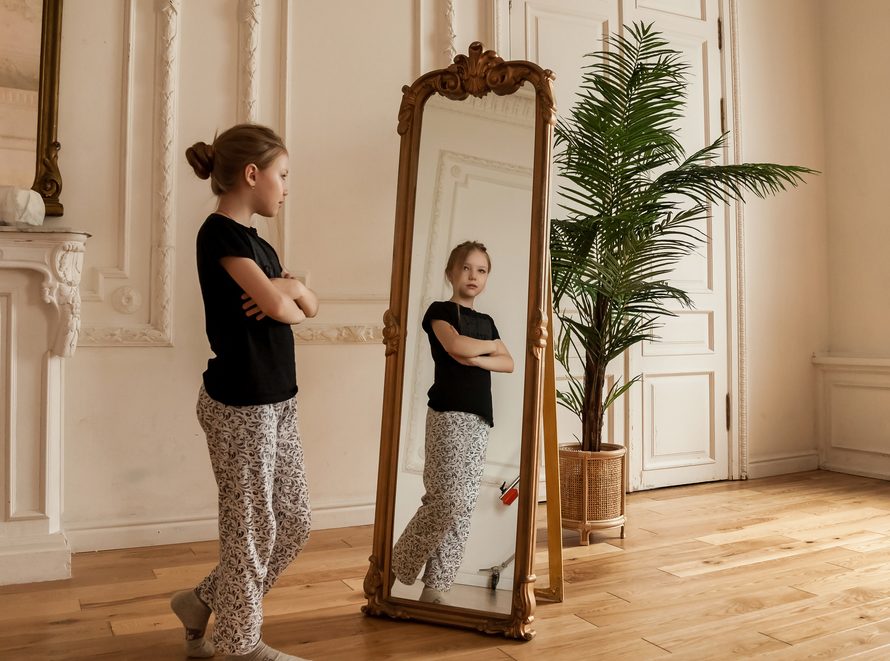 «Μαμά είμαι άσχημη;»: Πώς αντιδράμε όταν το παιδί μας σκέφτεται αρνητικά για τον εαυτό του;