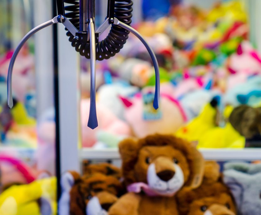 3χρονο αγοράκι παγιδεύτηκε σε μηχάνημα με λούτρινα και φάνηκε να το... διασκεδάζει!