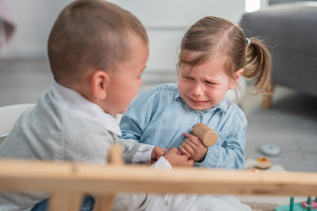 Μια ψυχολόγος εξηγεί γιατί τα παιδιά προνηπιακής ηλικίας δεν είναι "επιθετικά" ακόμα κι όταν χτυπούν
