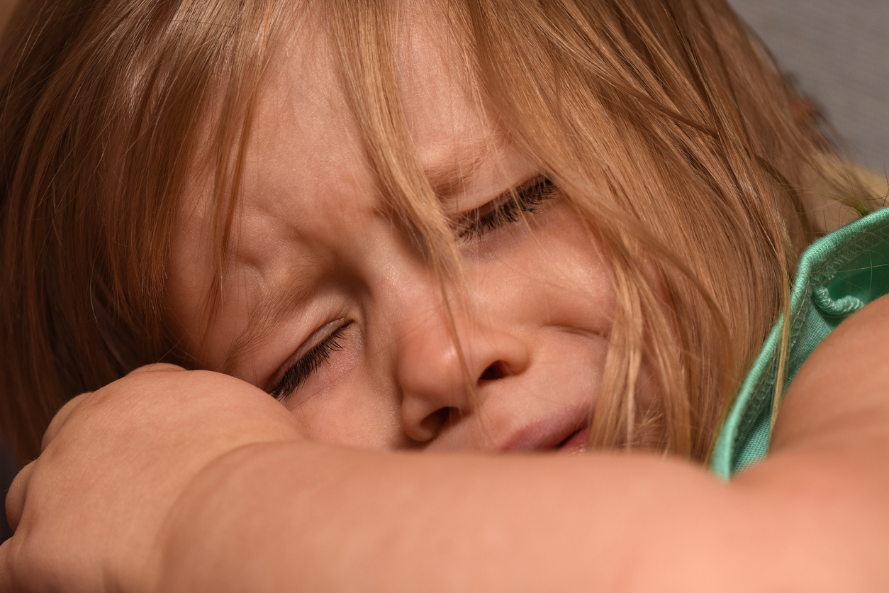 Καλαμάτα: Νταντά κακοποιούσε παιδιά - Την κατέγραψε κάμερα