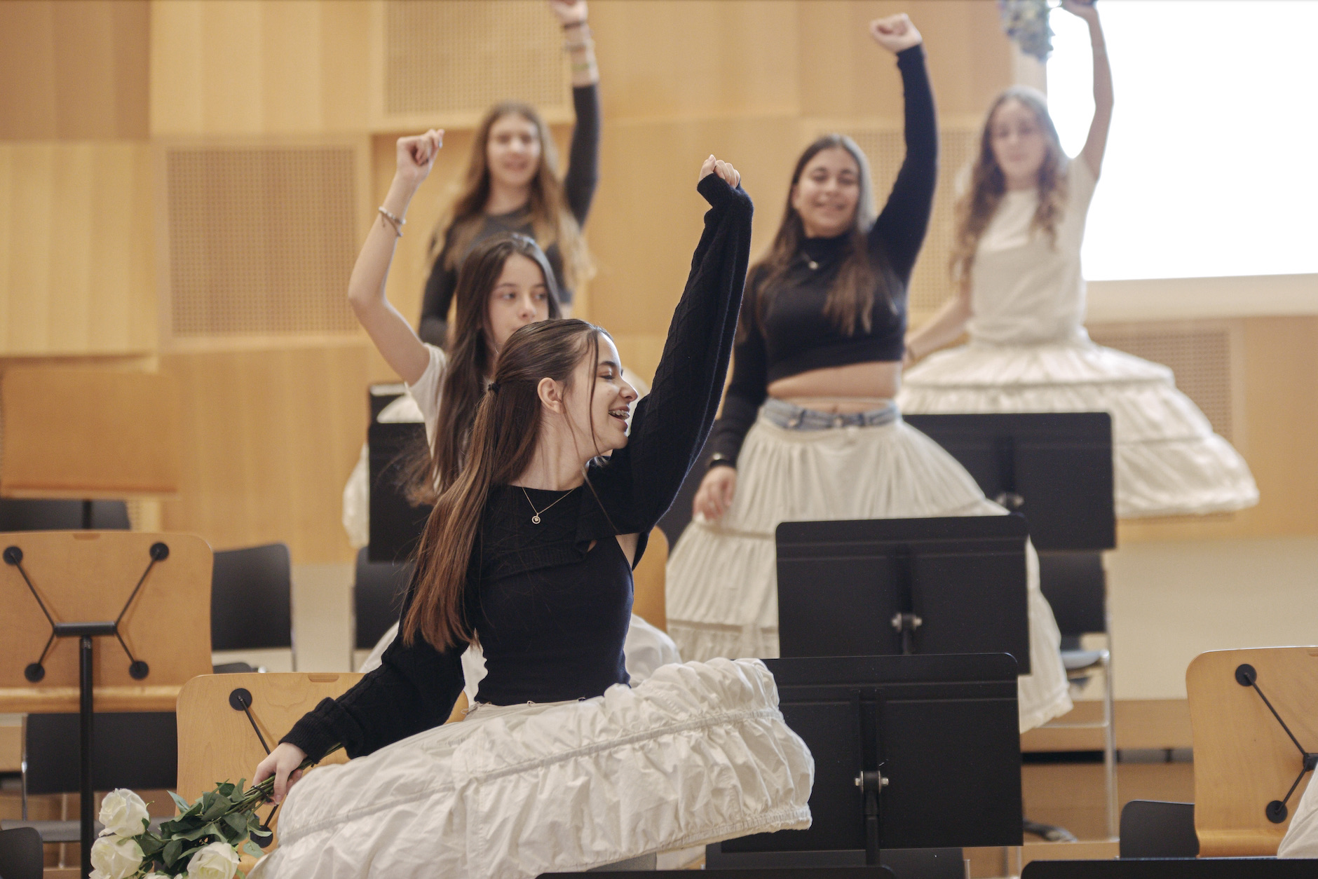 "Και αντί να μιλήσει τραγουδάει": H μικρού μήκους ταινία των «Λυρικών Μικρομηκάδων» που διηγείται όσα βιώνουν τα σύγχρονα κορίτσια