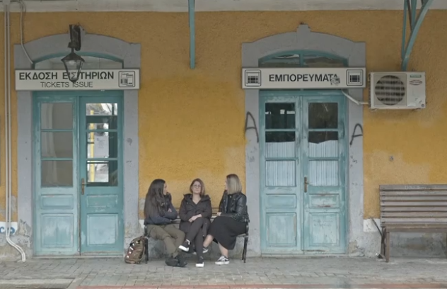 "Δεν γίνεται να ξεχάσεις το παιδί σου": Τα αναπάντητα «γιατί;» και ο γολγοθάς των γονιών που έχασαν τα παιδιά τους στα Τέμπη