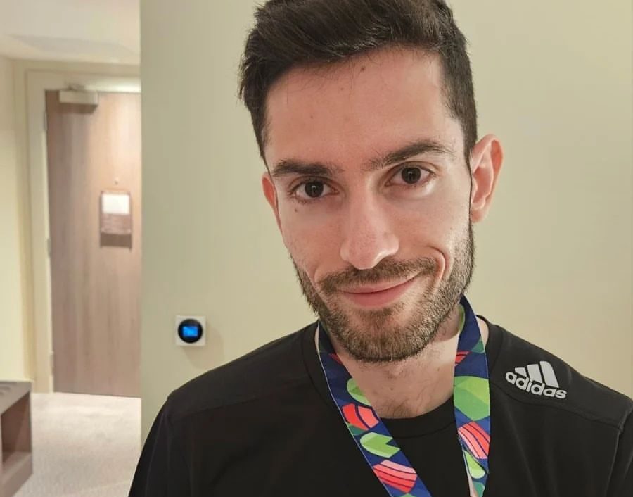 Γιώργος Πομάσκι: Αφιέρωσε το μετάλλιο του Μίλτου Τεντόγλου στις οικογένειες που έχασαν τα παιδιά τους στα Τέμπη