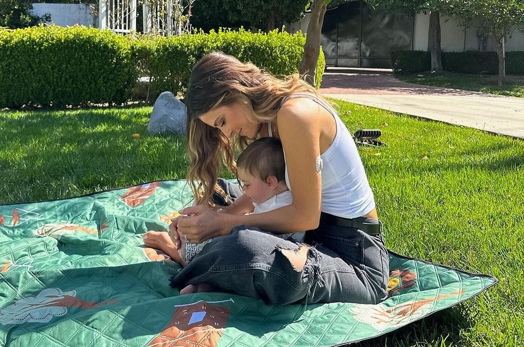 "Υπάρχει κάτι καλύτερο από αυτό;”: Η Μαρία Μενούνος παίζει στην αυλή του σπιτιού της  με την κόρη της που έχει μεγαλώσει πολύ