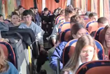 Μαθητές συγκινούν με το τραγούδι τους για τα θύματα των Τεμπών τη στιγμή που περνούν από το σημείο της τραγωδίας