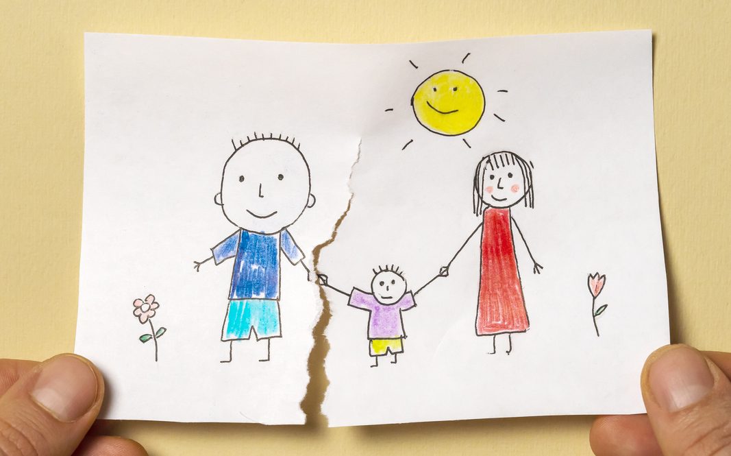 Όταν οι γονείς παίρνουν διαζύγιο: Ποια είναι τα κυριότερα προβλήματα που αντιμετωπίζουν σε σχέση με τα παιδιά