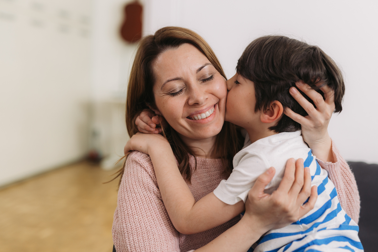 Δεν είμαι χαλαρή μαμά, απλά είμαι ήρεμη: Γιατί ο ψύχραιμος γονιός δεν χρειάζεται φωνές και τιμωρίες για να έχει τον έλεγχο