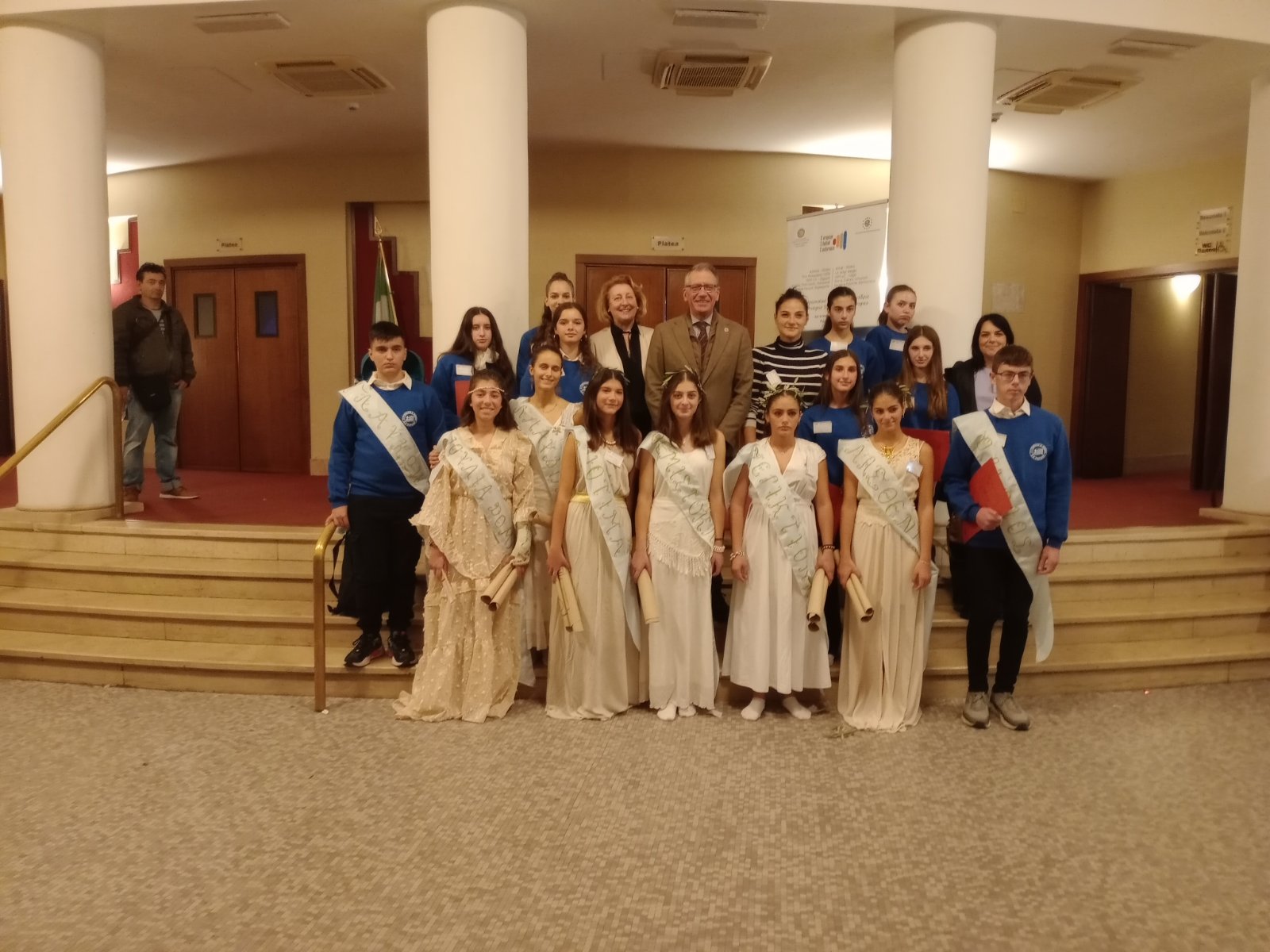 Μαθητές από τη Θεσσαλονίκη συστήνουν στο κοινό την Αγνοδίκη, τη γιατρό της αρχαιότητας που ασκούσε τη μαιευτική μεταμφιεσμένη σε άνδρα