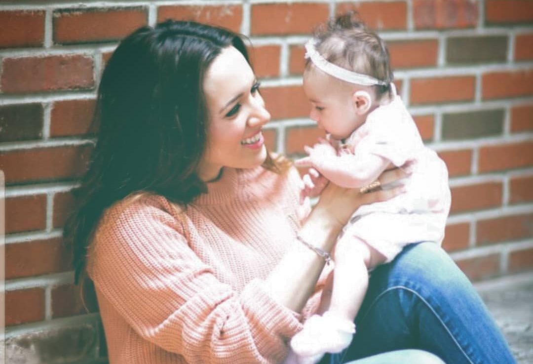 Καλομοίρα: "Ξέρω τι σημαίνει να γυρνάς σπίτι μετά το σχολείο και να το βρίσκεις άδειο"