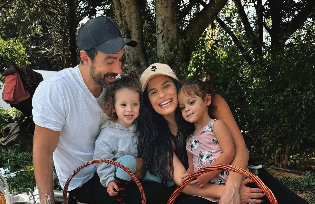 Χριστίνα Μπόμπα: Παίζει με την κόρη της στο νοσοκομείο μετά το ατύχημα της μικρής της