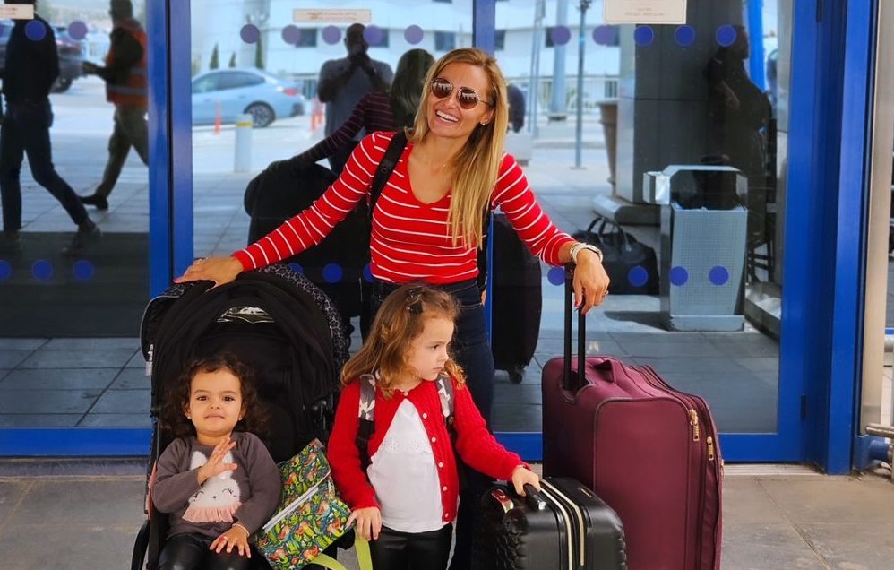 "Μπαμπά ερχόμαστε": Η Σοφία και η Λένια μαζί με τη μαμά τους, Βασιλική Μιλλούση, στο πλευρό του Λευτέρη Πετρούνια στην Ιταλία