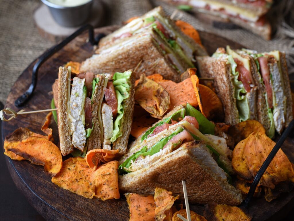 Υγιεινό club sandwich με κοτόπουλο και τσιπς γλυκοπατάτας