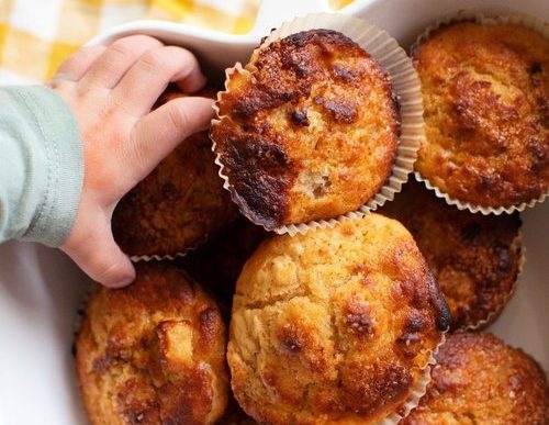 Τα κεκάκια της Ανδριάνας: Φτιάχνουμε μαζί με τα παιδιά μάφιν μήλου χωρίς ζάχαρη