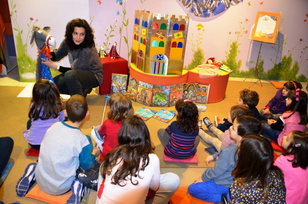 Η Εύη Τσιτιρίδου-Χριστοφορίδου, η νηπιαγωγός που βραβεύτηκε για τον τρόπο που μαθαίνει στα παιδιά να αγαπούν τα βιβλία, εξηγεί στο TheMamagers γιατί "το βιβλίο είναι ο διαρκής φίλος μας στο σχολείο"