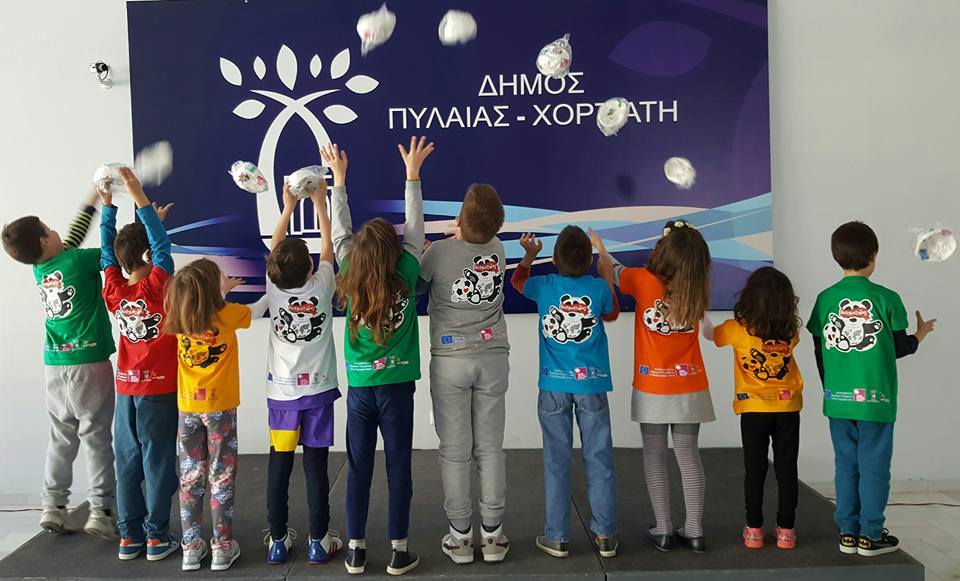 «Μία μπάλα για όλους»: Η δράση που ενώνει τα παιδιά με και χωρίς προβλήματα όρασης