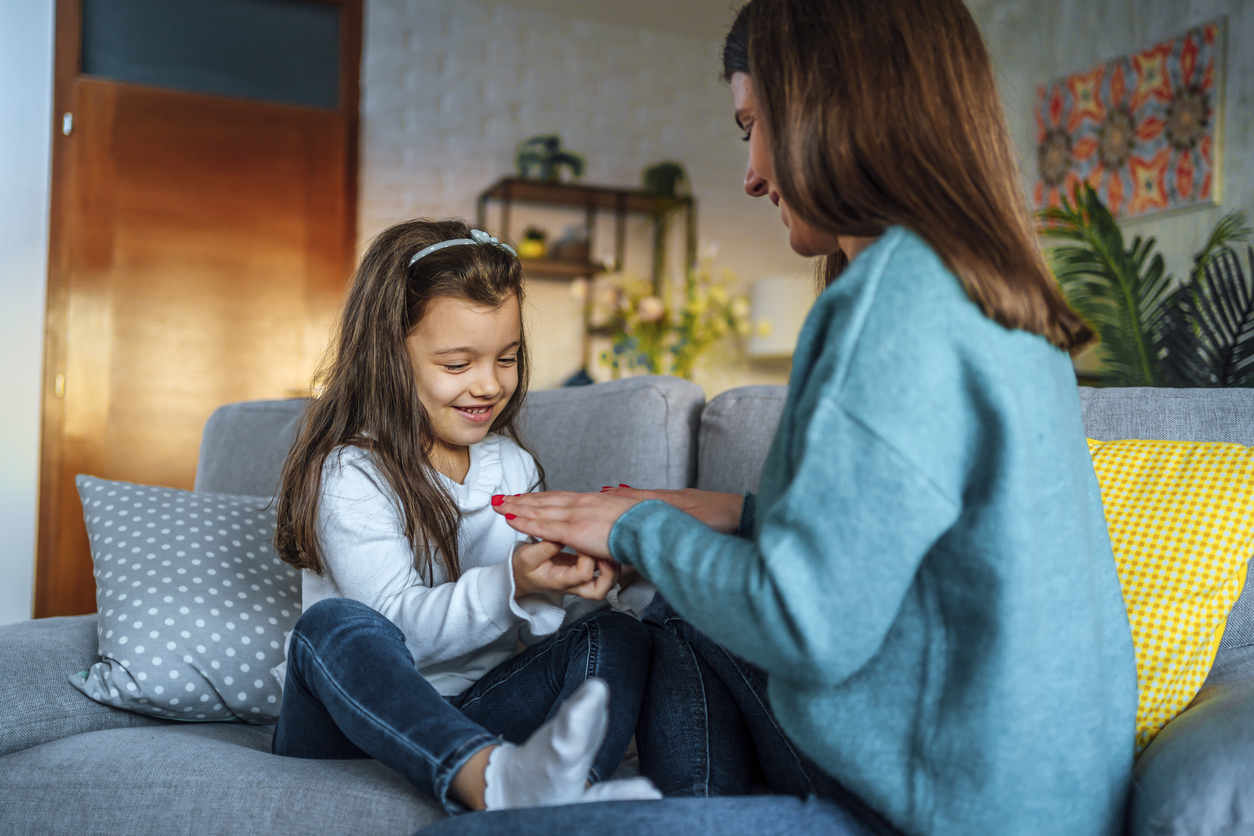 Πώς θα μάθουμε στα παιδιά για τα όρια του σώματός τους, εάν δεν μας βλέπουν να σεβόμαστε τα δικά μας;