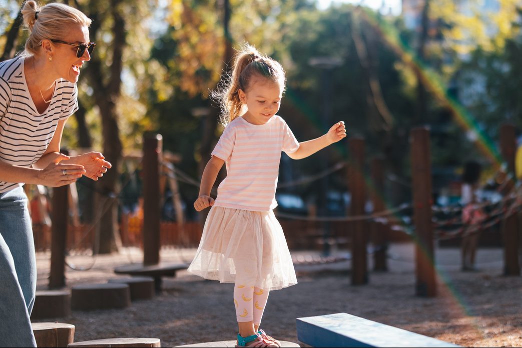10 φράσεις που ενθαρρύνουν τα παιδιά και πρέπει να τις ακούν από τους γονείς τους