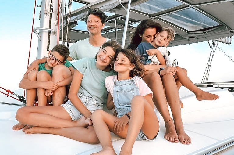 Σάκης Ρουβάς: "Στο σχολείο ήμουν συμμαθητής με τη μητέρα μου, γιατί δεν είχε τελειώσει το λύκειο"