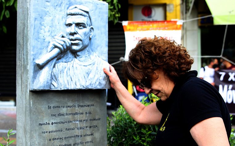 Μάγδα Φύσσα: "Ξαναμαχαιρώνουν το παιδί μου- Δεν είναι αυτοί που χάσανε τα παιδιά τους"