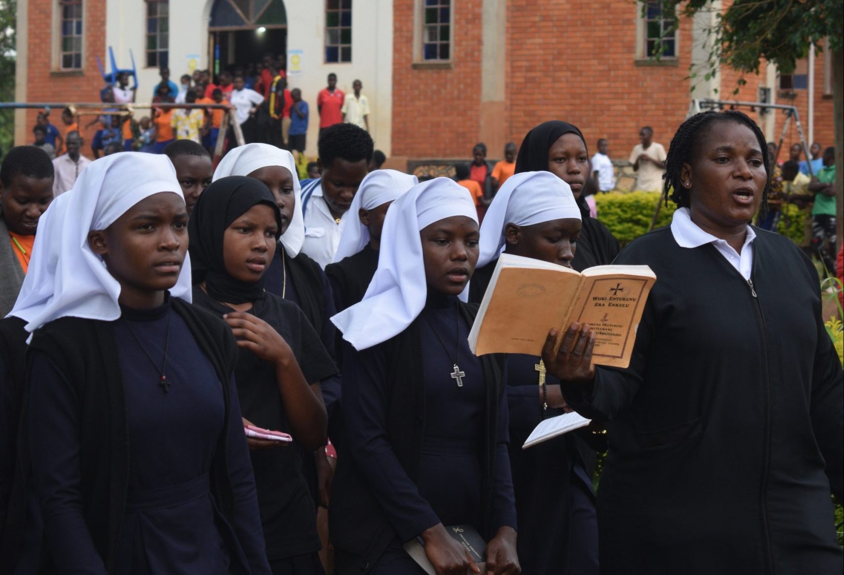 Πάσχα στην Ουγκάντα: Ο Επιτάφιος μέσα από τη ζούγκλα και το γεύμα αγάπης