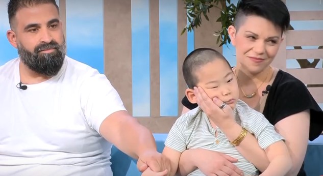 "Θέλαμε να υιοθετήσουμε παιδί που θα έχει πρόβλημα ιδιαίτερο": Ζευγάρι υιοθέτησε παιδί με σπαστική τετραπληγία αν και μπορούσε να κάνει παιδιά