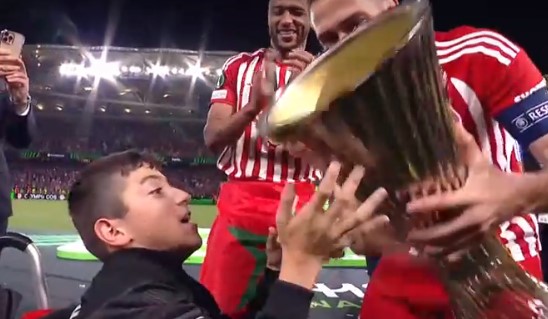 "Είμαι ο Γιάννης όλων των ομάδων": Ο μικρός Γιαννάκης στον τελικό του Conference League δίδαξε σε όλους ότι ο αθλητισμός είναι συναισθήματα