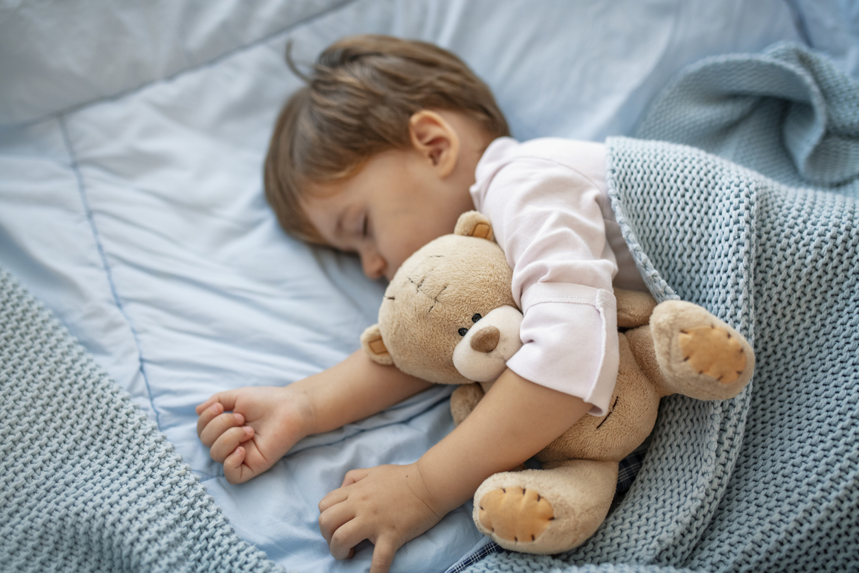 Το παιδί κοιμάται μόνο με λίκνισμα ή αγκαλιά; Πώς θα μάθει να κοιμάται μόνο του χωρίς να χάσει τη σύνδεση μαζί σου