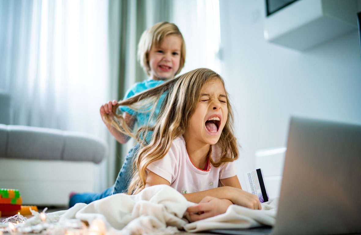 “Μην τσακώνεστε με τον αδελφό σου”: Έχεις μάθει, όμως, στα παιδιά σου τι σημαίνει τσακωμός;