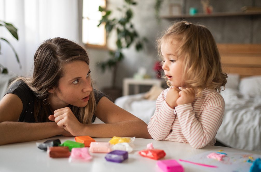 Το παιδί δεν μιλάει «καθαρά»: Μέχρι ποια ηλικία είναι φυσιολογικό;